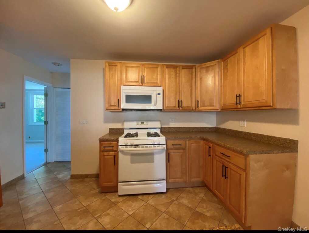 8 Birchwood Avenue, Nanuet, NY 10954 - Photo 2 of 14
