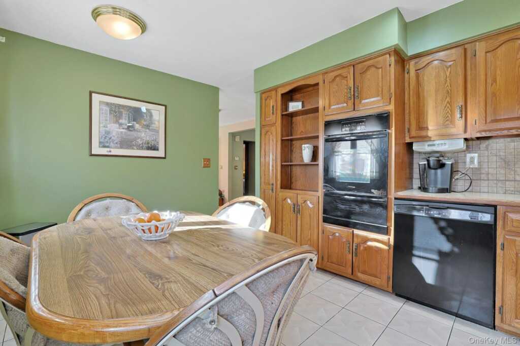 25 Tennyson Drive, Nanuet, NY 10954 - Photo 13 of 36