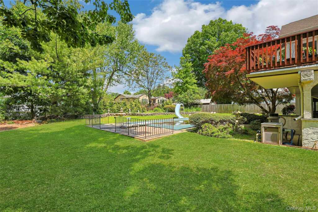 25 Tennyson Drive, Nanuet, NY 10954 - Photo 2 of 36