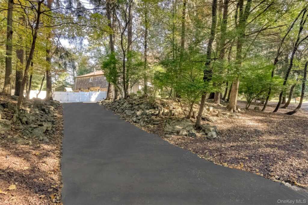 8 Kings Gate Road, Suffern, NY 10901 - Photo 2 of 23