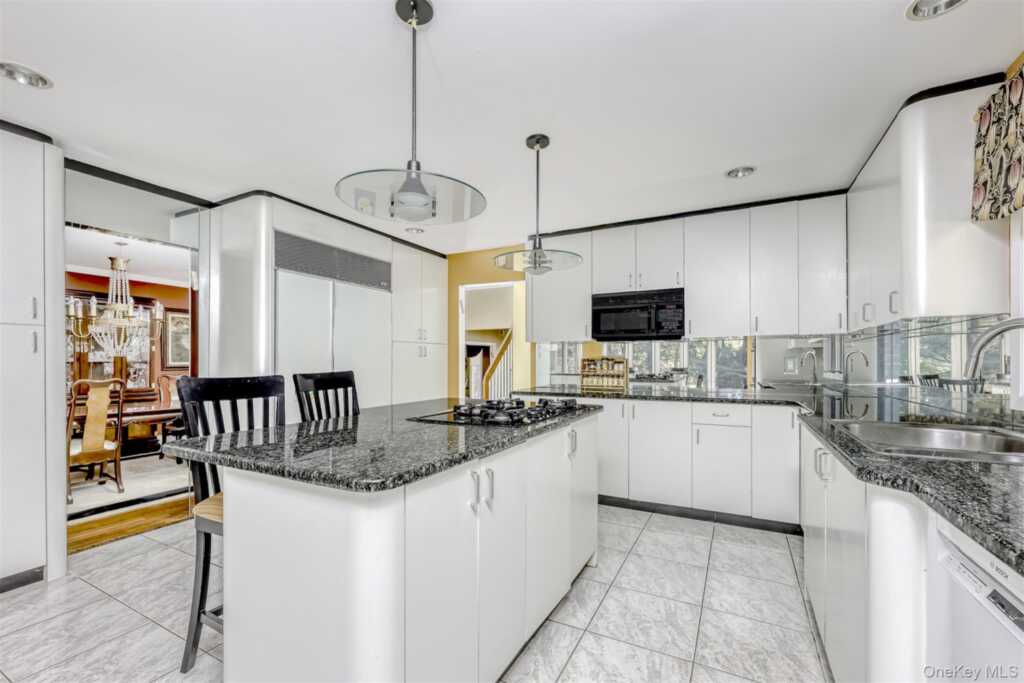 8 Kings Gate Road, Suffern, NY 10901 - Photo 7 of 23