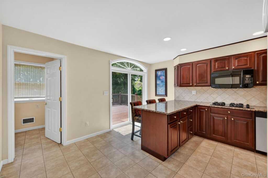 106 Cedar Avenue, Pearl River, NY 10965 - Photo 10 of 34