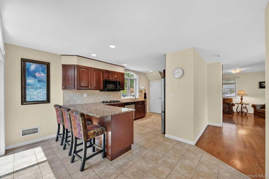 106 Cedar Avenue, Pearl River, NY 10965 - Photo 11 of 34