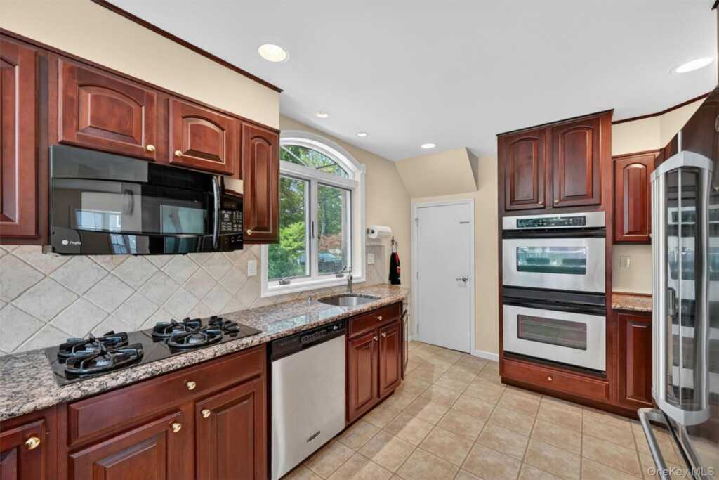 106 Cedar Avenue, Pearl River, NY 10965 - Photo 5 of 34
