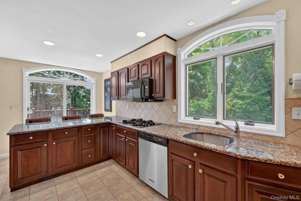 106 Cedar Avenue, Pearl River, NY 10965 - Photo 8 of 34