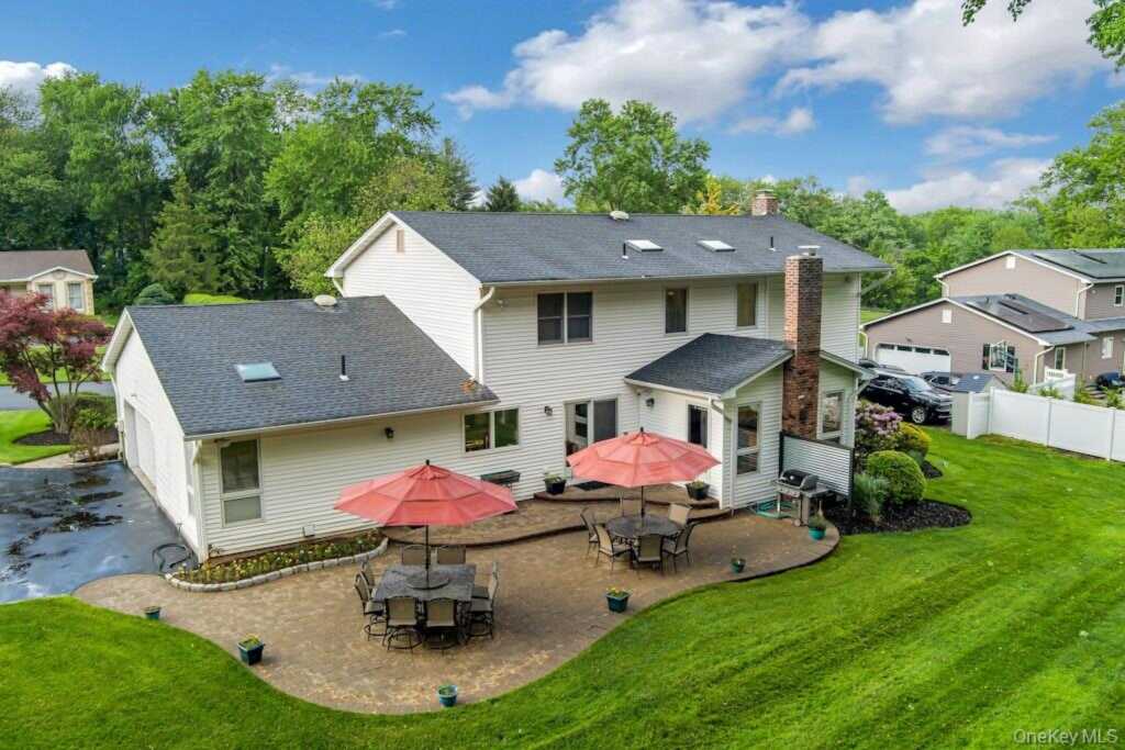 27 Rochelle Drive, New City, NY 10956 - Photo 5 of 38