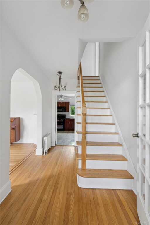 17 Old Orchard Road, New Rochelle, NY 10804 - Photo 2 of 32