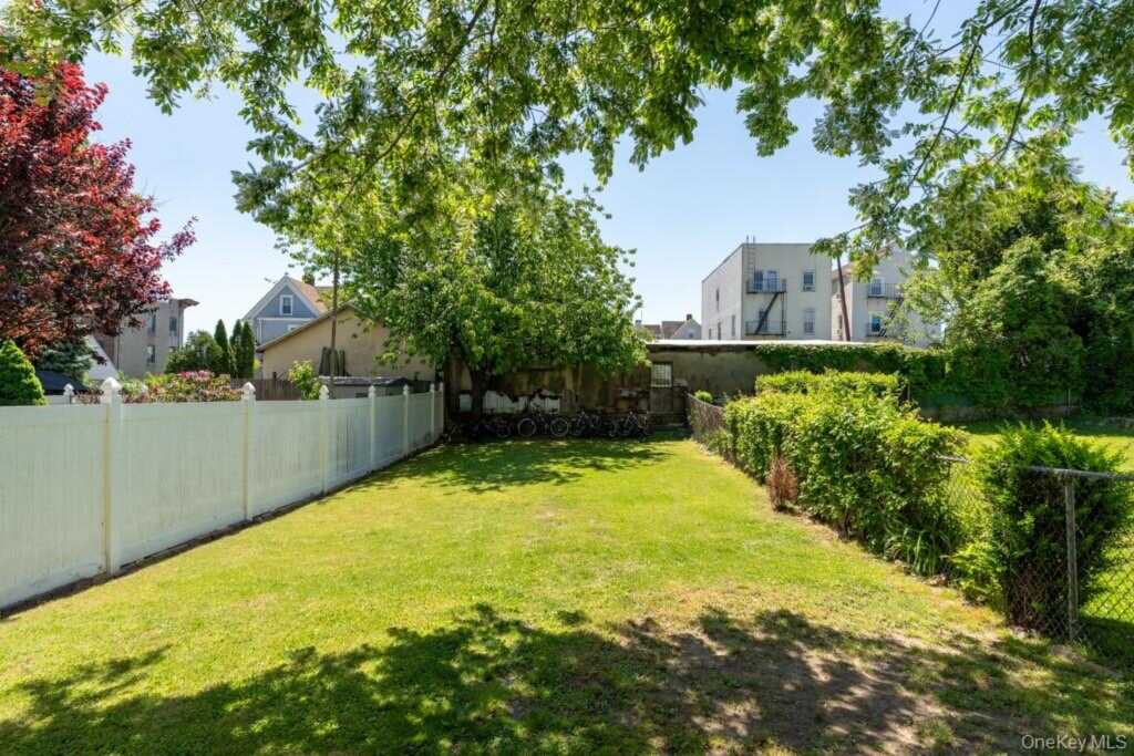 304 Lockwood Avenue, New Rochelle, NY 10801 - Photo 3 of 25