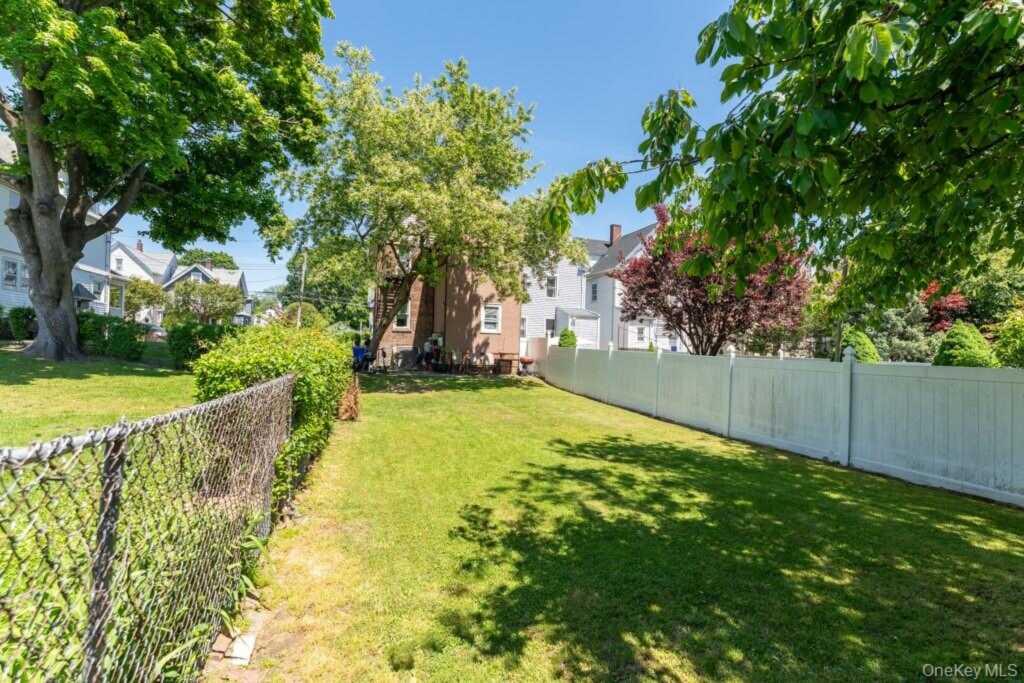 304 Lockwood Avenue, New Rochelle, NY 10801 - Photo 4 of 25