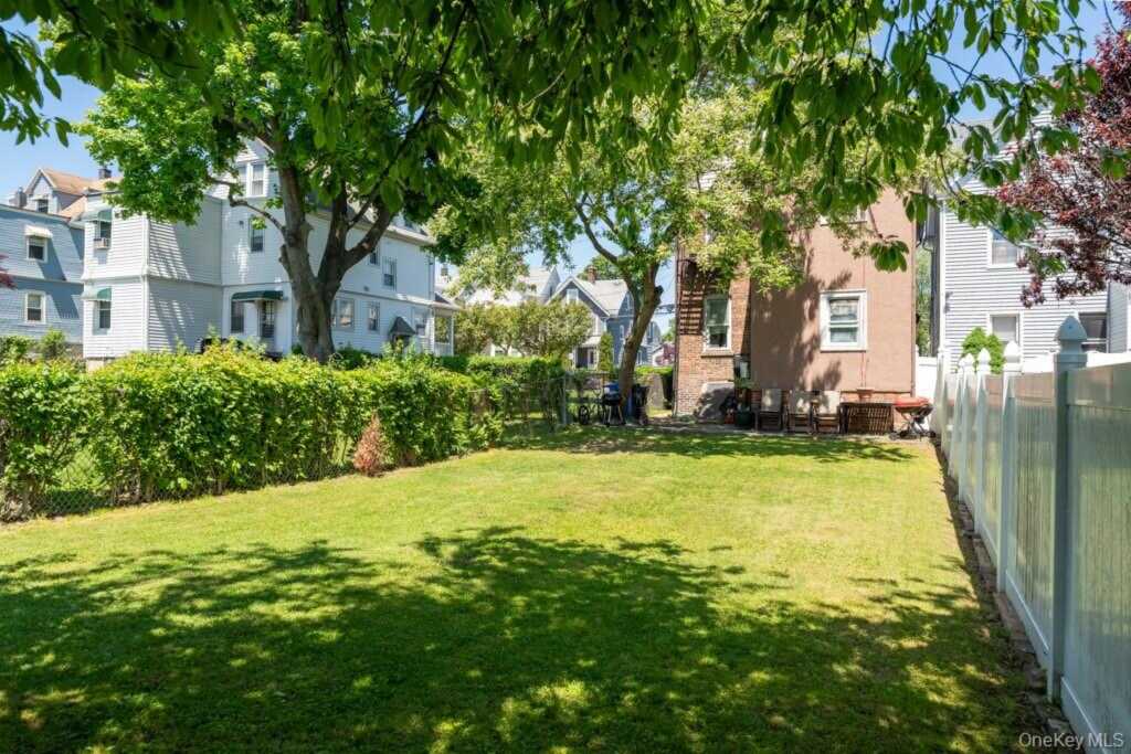 304 Lockwood Avenue, New Rochelle, NY 10801 - Photo 5 of 25