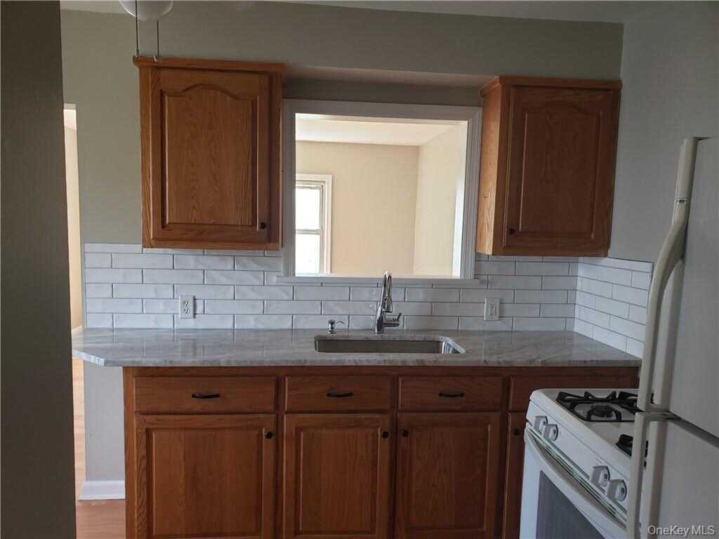 30 W George Avenue, Pearl River, NY 10965 - Photo 2 of 29