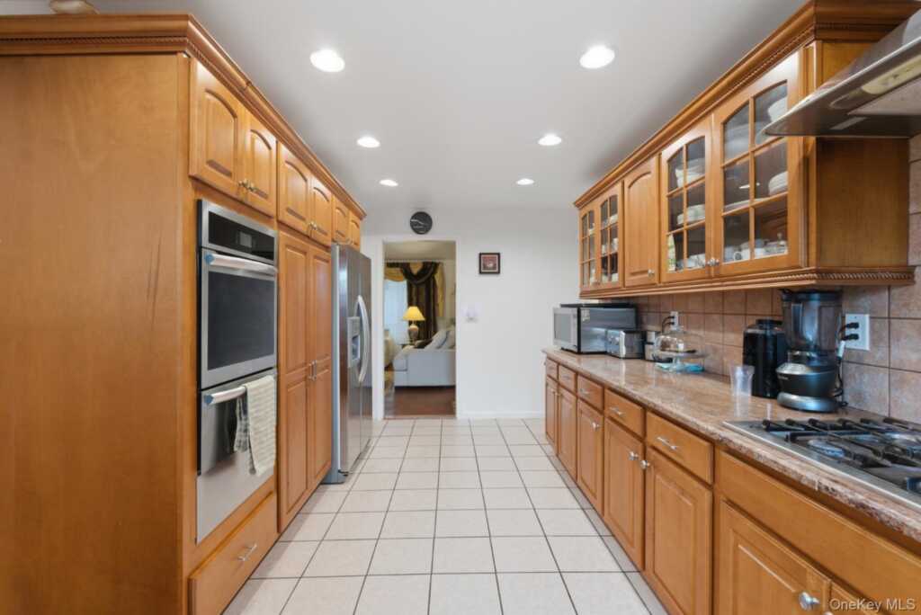 3 Baldwin Lane, New Rochelle, NY 10583 - Photo 18 of 36