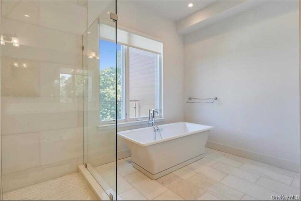 422 E Boston Post Road, Unit #PH 401, Rye, NY 10543 - Photo 16 of 36