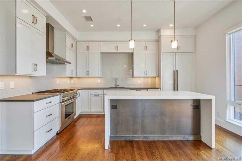 422 E Boston Post Road, Unit #PH 401, Rye, NY 10543 - Photo 5 of 36