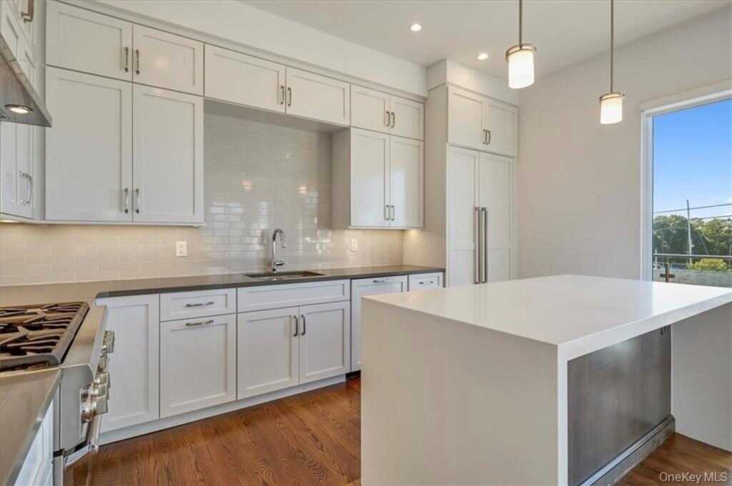 422 E Boston Post Road, Unit #PH 401, Rye, NY 10543 - Photo 6 of 36