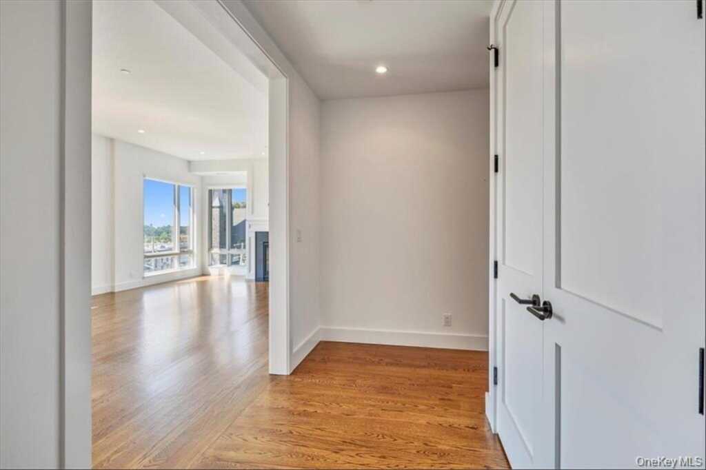 422 E Boston Post Road, Unit #PH 401, Rye, NY 10543 - Photo 9 of 36