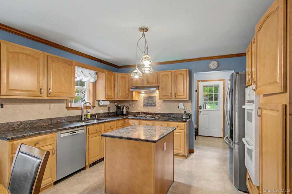 12 Lake Drive, New City, NY 10956 - Photo 8 of 50