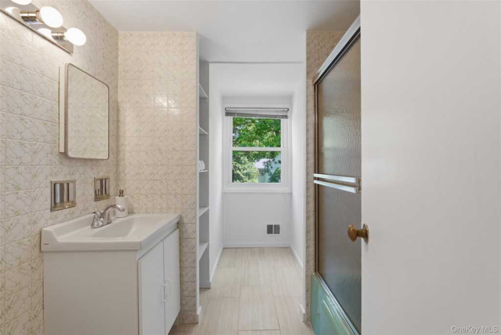 67 Old Country Road, New Rochelle, NY 10804 - Photo 21 of 33