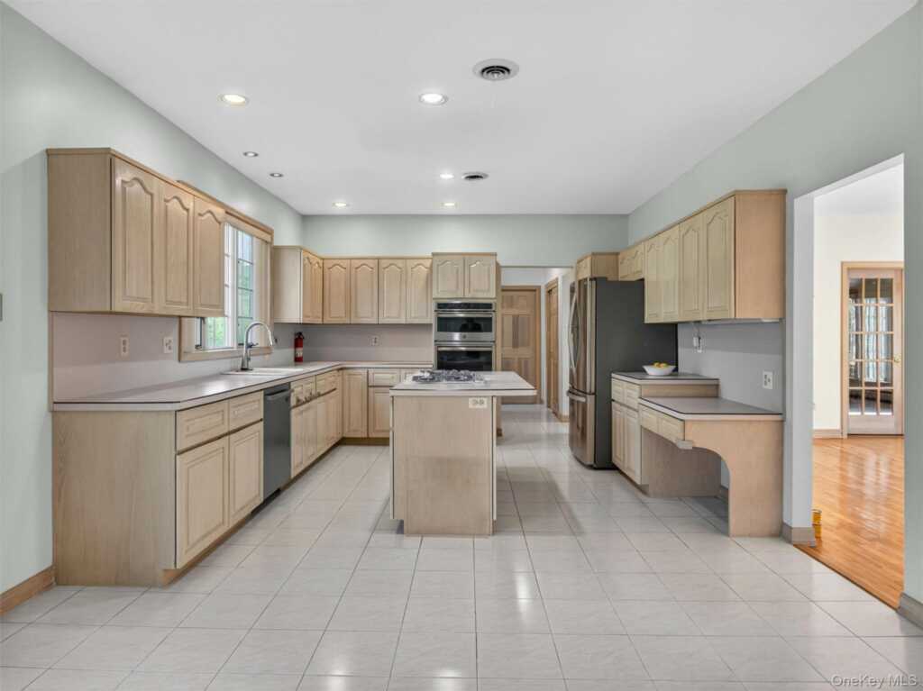 216 Strawtown Road, New City, NY 10956 - Photo 5 of 31