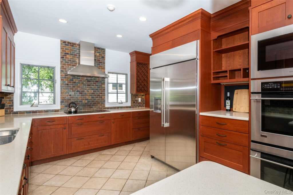 550 Forest Avenue, New Rochelle, NY 10804 - Photo 10 of 40