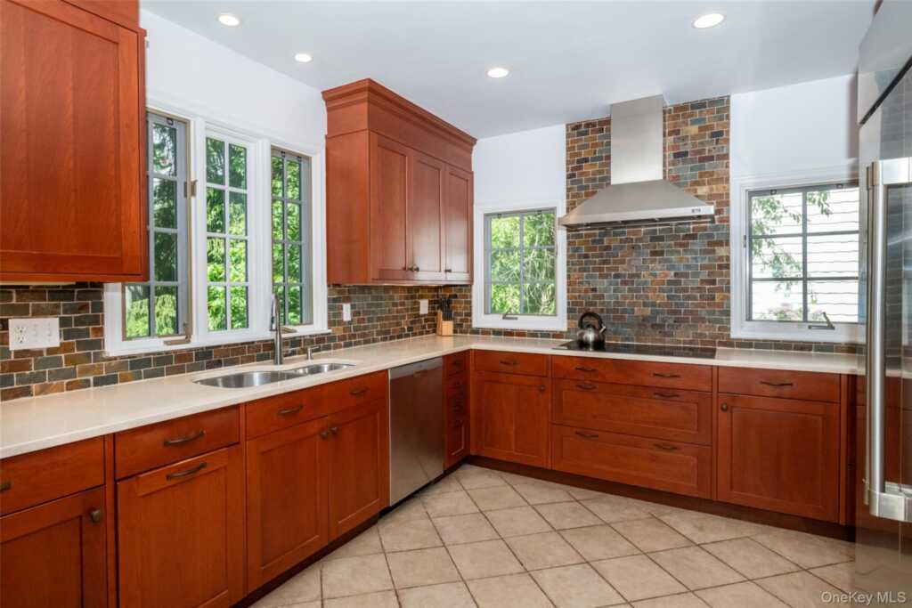 550 Forest Avenue, New Rochelle, NY 10804 - Photo 13 of 40