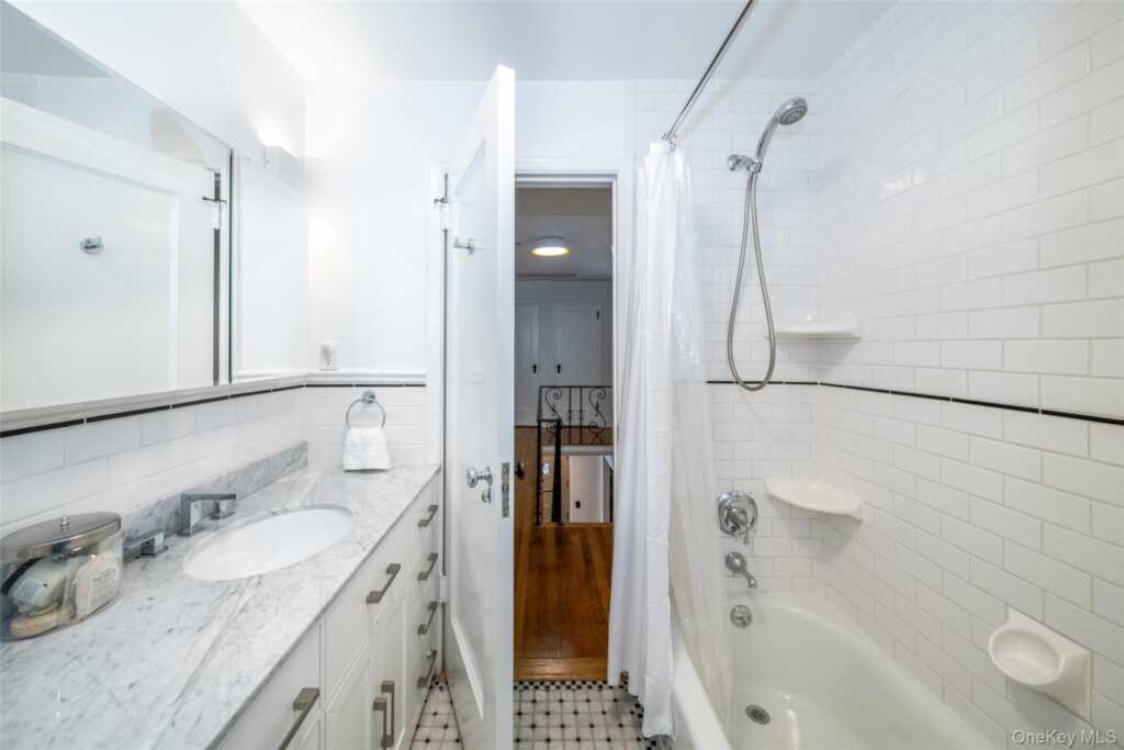 550 Forest Avenue, New Rochelle, NY 10804 - Photo 25 of 40