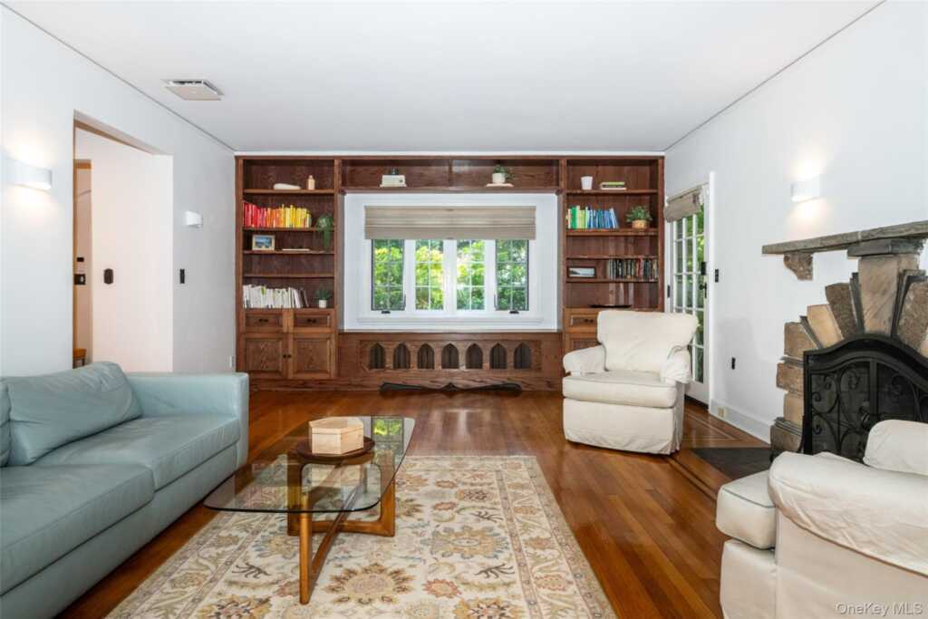 550 Forest Avenue, New Rochelle, NY 10804 - Photo 3 of 40