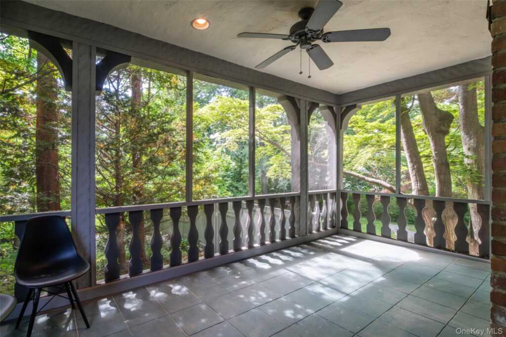 550 Forest Avenue, New Rochelle, NY 10804 - Photo 4 of 40