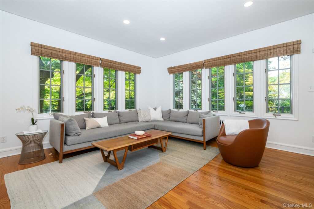 550 Forest Avenue, New Rochelle, NY 10804 - Photo 8 of 40