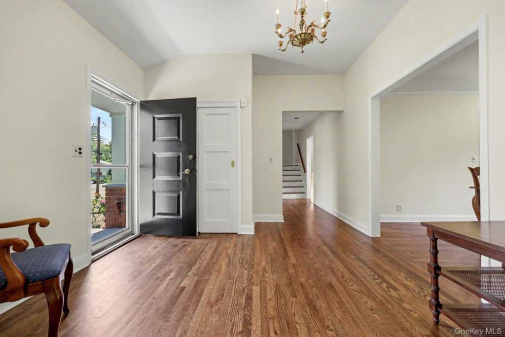 38 Aspen Road, New Rochelle, NY 10804 - Photo 2 of 25
