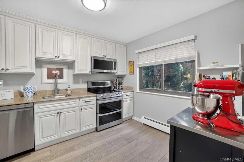 218 Tree Top Crescent, Rye, NY 10573 - Photo 11 of 36