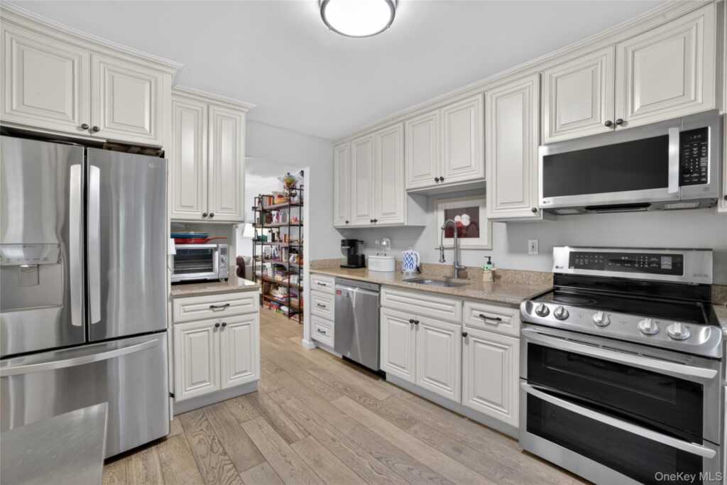 218 Tree Top Crescent, Rye, NY 10573 - Photo 13 of 36