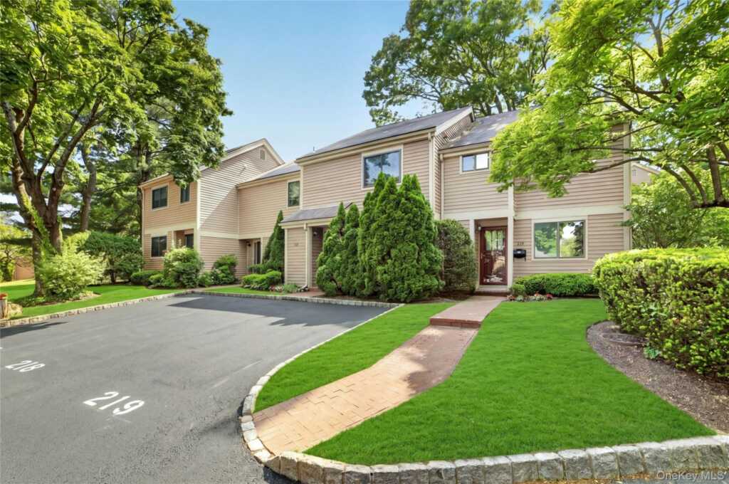 218 Tree Top Crescent, Rye, NY 10573 - Photo 2 of 36