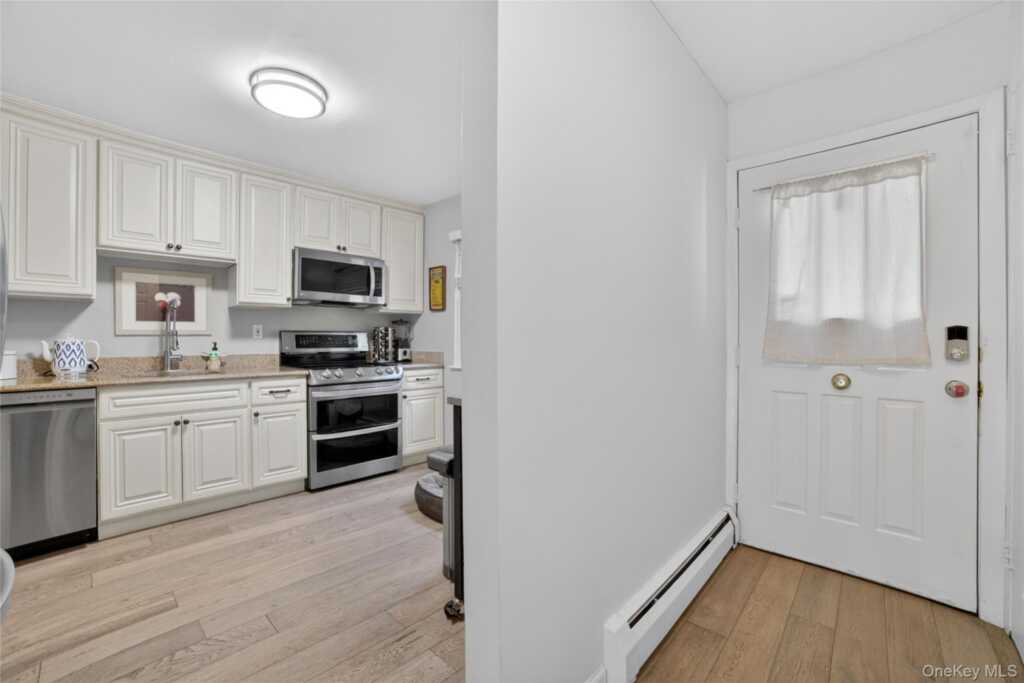 218 Tree Top Crescent, Rye, NY 10573 - Photo 4 of 36