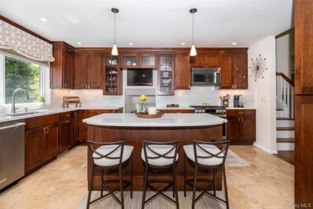 1 Lynns Way, New Rochelle, NY 10805 - Photo 3 of 30