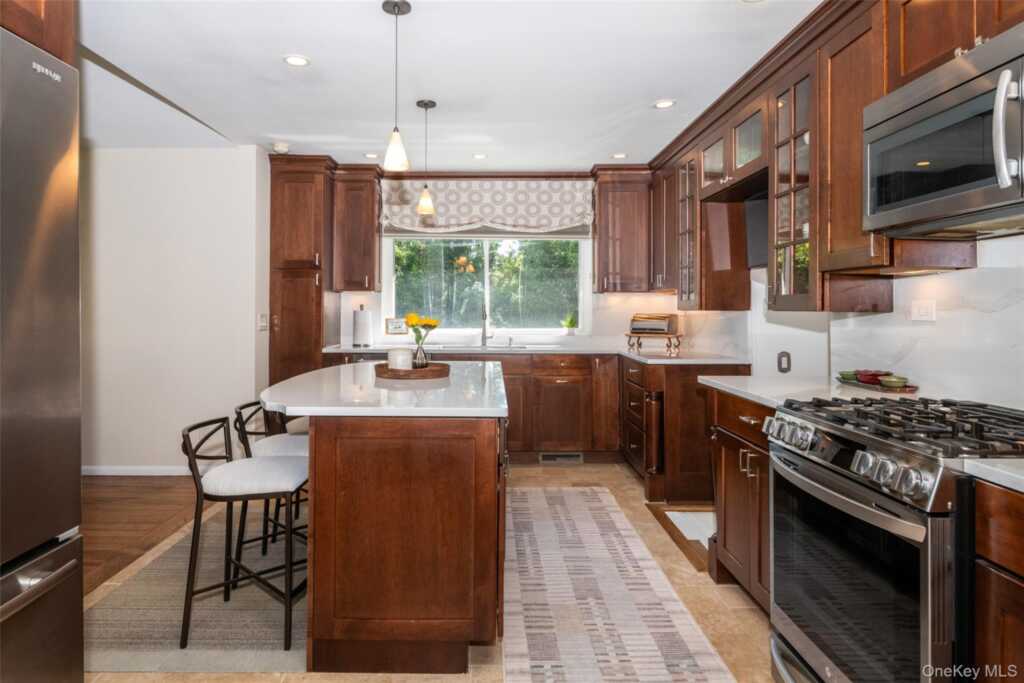1 Lynns Way, New Rochelle, NY 10805 - Photo 4 of 30