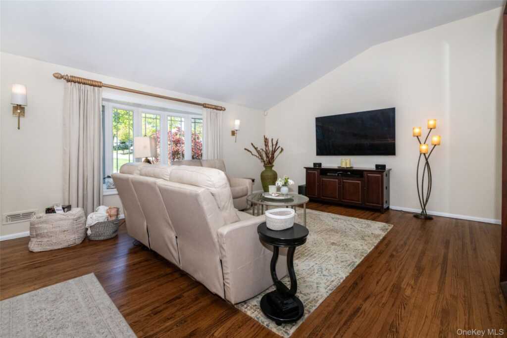 1 Lynns Way, New Rochelle, NY 10805 - Photo 6 of 30