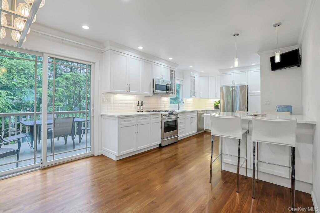 305 Stratton Road, New Rochelle, NY 10804 - Photo 10 of 32