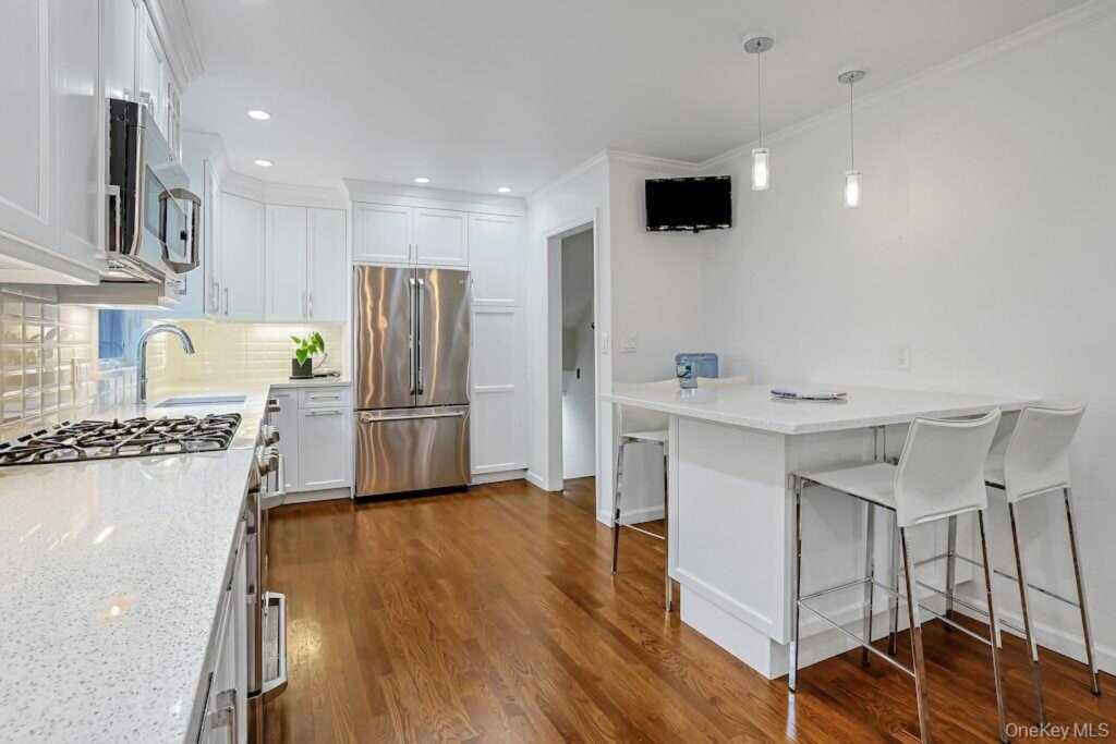 305 Stratton Road, New Rochelle, NY 10804 - Photo 11 of 32