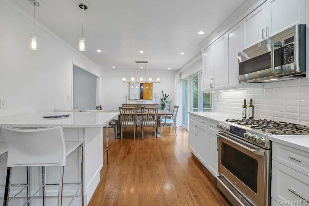 305 Stratton Road, New Rochelle, NY 10804 - Photo 12 of 32
