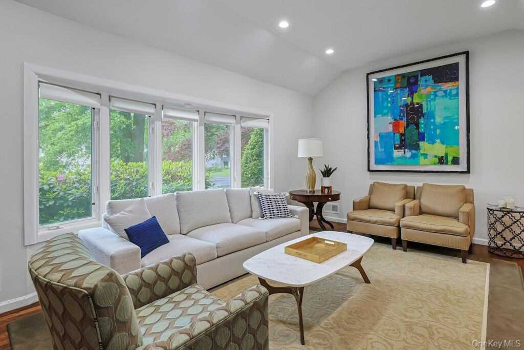 305 Stratton Road, New Rochelle, NY 10804 - Photo 13 of 32