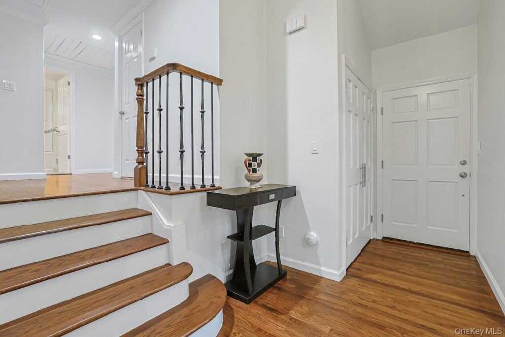 305 Stratton Road, New Rochelle, NY 10804 - Photo 2 of 32
