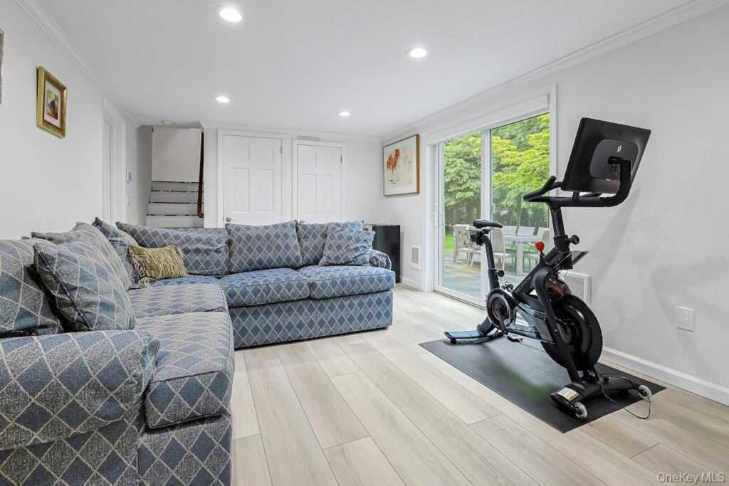 305 Stratton Road, New Rochelle, NY 10804 - Photo 25 of 32