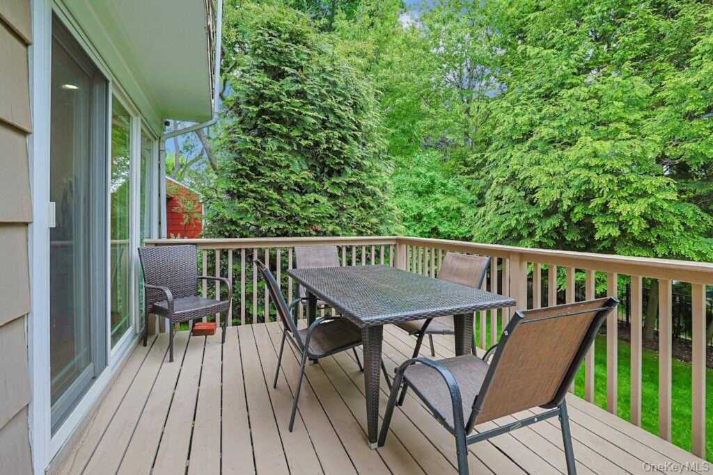 305 Stratton Road, New Rochelle, NY 10804 - Photo 28 of 32