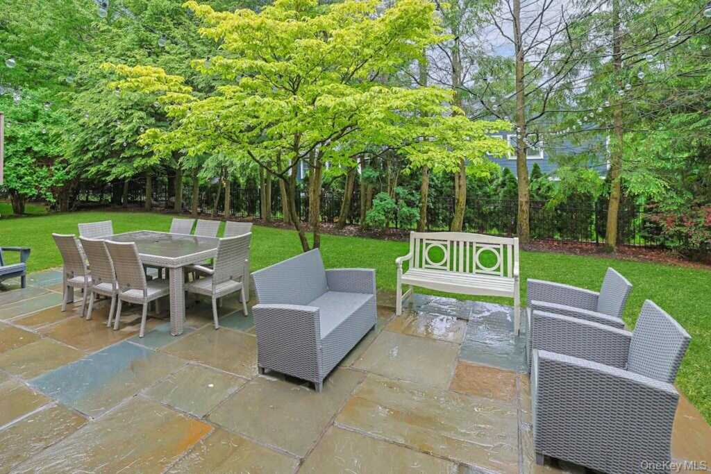 305 Stratton Road, New Rochelle, NY 10804 - Photo 29 of 32