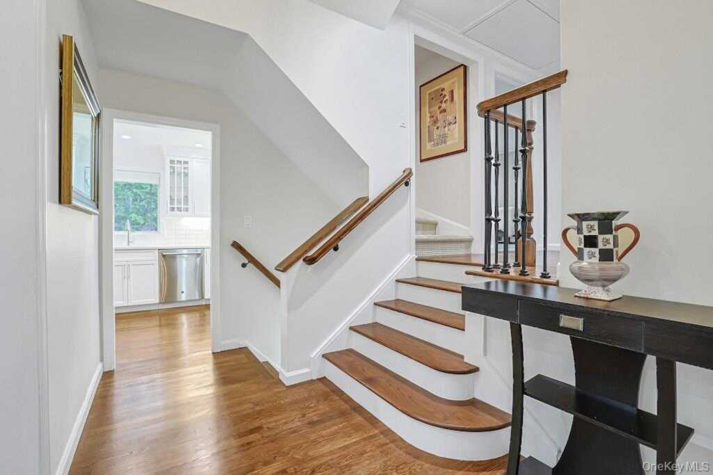 305 Stratton Road, New Rochelle, NY 10804 - Photo 3 of 32