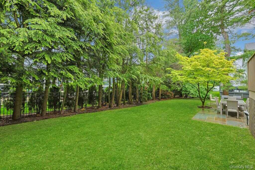 305 Stratton Road, New Rochelle, NY 10804 - Photo 31 of 32