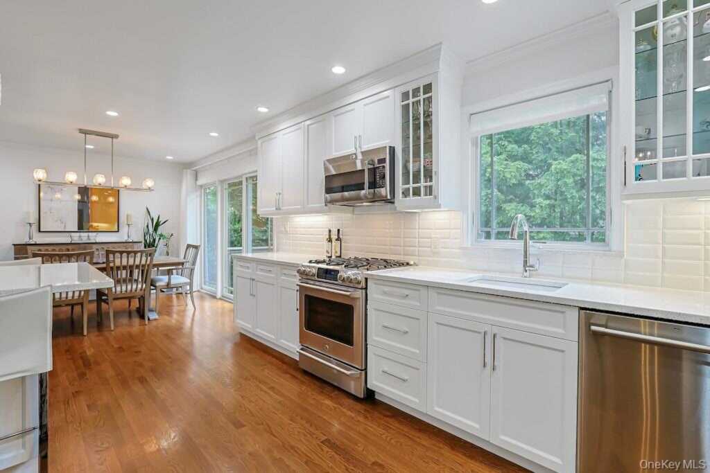 305 Stratton Road, New Rochelle, NY 10804 - Photo 4 of 32