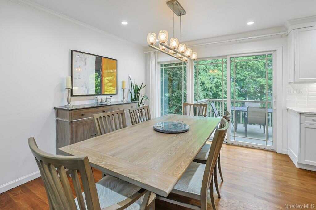 305 Stratton Road, New Rochelle, NY 10804 - Photo 7 of 32