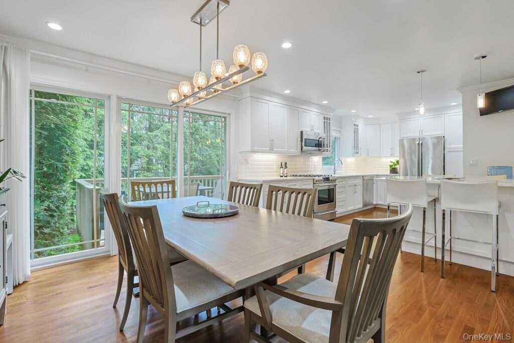 305 Stratton Road, New Rochelle, NY 10804 - Photo 8 of 32